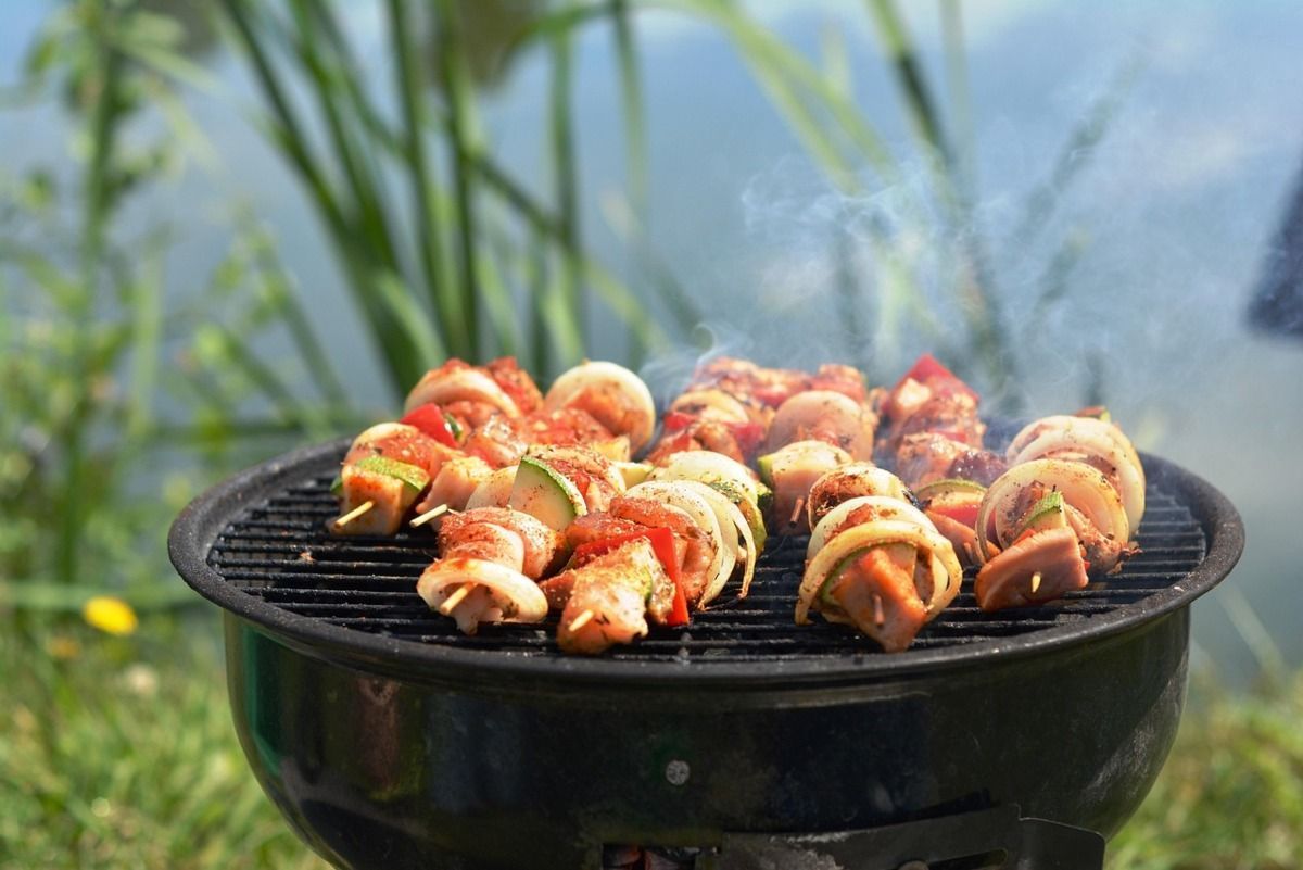 Шашлык и барбекю: техники приготовления мяса на открытом огне